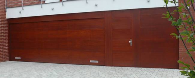 Kopie - Garážová vrata a dveře smrková dýha RD Lelekovice.jpg