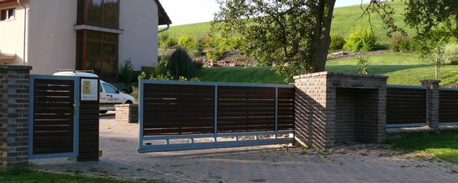 Brána posuvná,žaluzie sib.modřín RD Lískovec (2).JPG